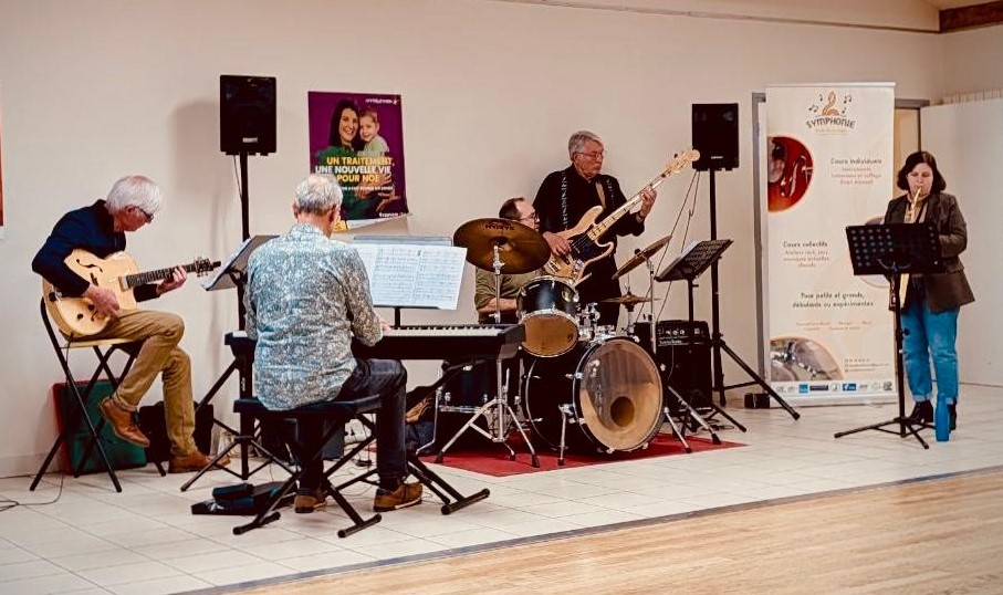 Atelier jazz de l'école de musique Symphonie sur scène : guitares, piano, batterie et saxophone