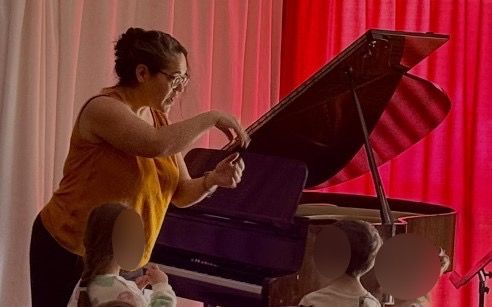 Conte musical au piano à queue devant les enfants, école de musique Symphonie