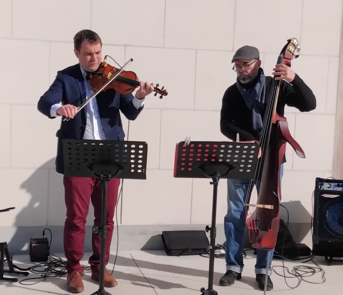 Duo violon et contrebasse en concert de plein air avec l'école de musique Symphonie
